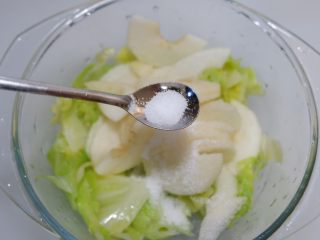 11、酸甜圆白菜，爽口开胃的首选,少许盐。