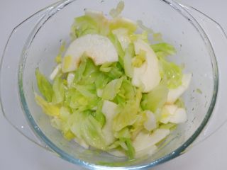 12、酸甜圆白菜，爽口开胃的首选,搅拌均匀