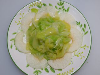 13、酸甜圆白菜，爽口开胃的首选,装盘即可。