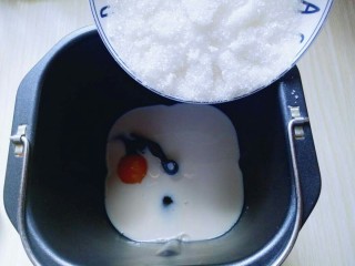 4、最爱面包+豆沙馅小面包,再加入糖。(盐和糖对角放)