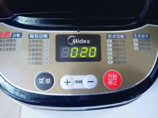 8、最爱面包+豆沙馅小面包,启动面包机,自动和面20分钟。