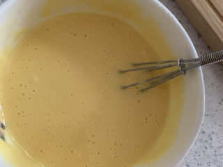 1、巧克力布朗尼蛋糕,打入一个鸡蛋搅拌均匀