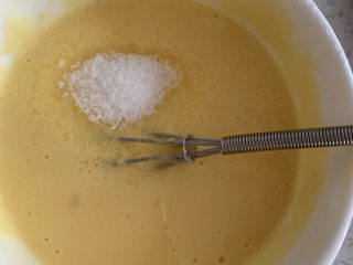 2、巧克力布朗尼蛋糕,加入一小勺白糖，搅拌好备用