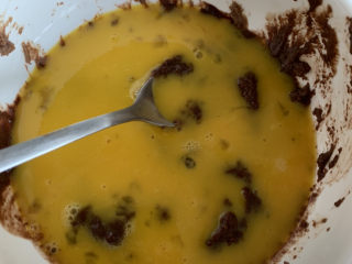 3、巧克力布朗尼蛋糕,将蛋液倒进已融化好的巧克力里搅拌均匀