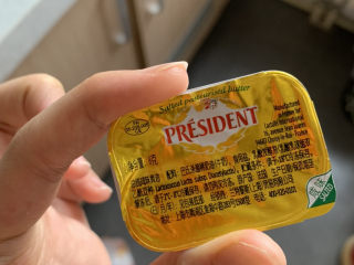 4、巧克力布朗尼蛋糕,加入黄油或植物油约15克(两勺）