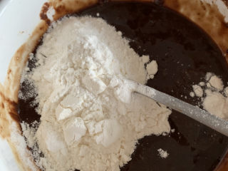 5、巧克力布朗尼蛋糕,加入两勺普通面粉搅拌均匀