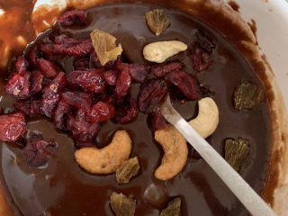 6、巧克力布朗尼蛋糕,加入一些自己喜欢的坚果果干（可不加）