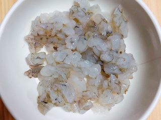 2、补钙鲜嫩虾糕（豆浆水蛋版）,先将虾仁切成小丁。