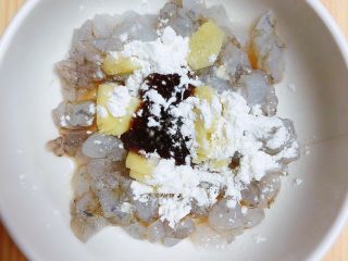 3、补钙鲜嫩虾糕（豆浆水蛋版）,腌制虾仁，放入盐、蚝油、料酒，姜片、淀粉。