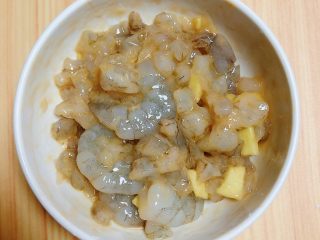 4、补钙鲜嫩虾糕（豆浆水蛋版）,搅拌均匀腌制5分钟。