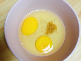 6、补钙鲜嫩虾糕（豆浆水蛋版）,放入盐、鸡精。