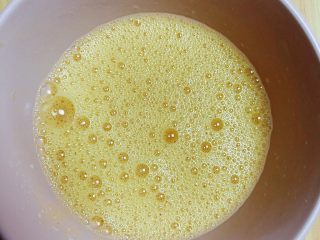7、补钙鲜嫩虾糕（豆浆水蛋版）,用打蛋器一个方向搅打均匀。