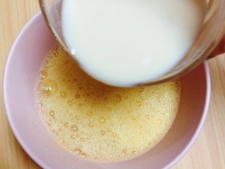 8、补钙鲜嫩虾糕（豆浆水蛋版）,向蛋液中倒入豆浆。