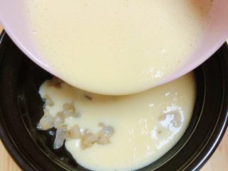11、补钙鲜嫩虾糕（豆浆水蛋版）,将豆浆蛋液倒入到虾仁丁中。