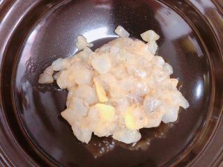 10、补钙鲜嫩虾糕（豆浆水蛋版）,锅中烧开水。将腌制好的虾仁丁儿倒入蒸碗中。（不喜欢生姜的可以挑出来）