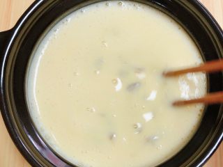 12、补钙鲜嫩虾糕（豆浆水蛋版）,将食材搅拌均匀。