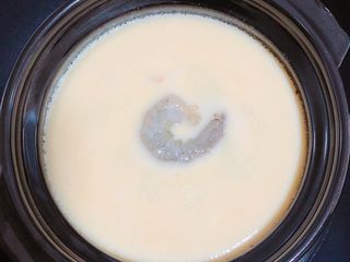 14、补钙鲜嫩虾糕（豆浆水蛋版）,蒸的半熟的虾仁糕，再放入几个整的虾仁。继续蒸5分钟。