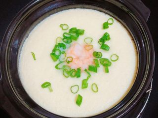 15、补钙鲜嫩虾糕（豆浆水蛋版）,蒸好的虾仁糕上撒上小葱。
