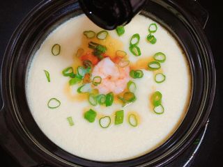 16、补钙鲜嫩虾糕（豆浆水蛋版）,淋上一些香油。