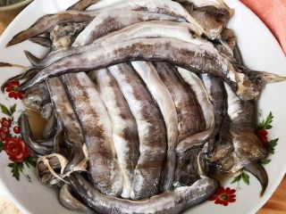 1、酥炸小鲶鱼,新鲜的小鲶鱼摘除鱼腮和内脏清洗干净沥干水份撒上盐腌制20分钟入味微微有点咸就可以用清水冲洗一下再次沥干水份备用