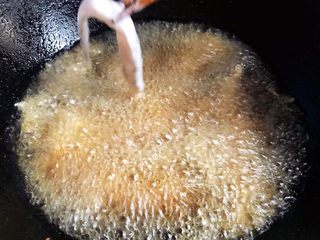 3、酥炸小鲶鱼,锅中倒入适量油加热至6-7成依次放入小鲶鱼开始炸