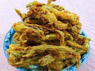 6、酥炸小鲶鱼,香酥肉嫩的小鲶鱼装入盘中