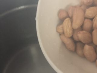 4、月子餐滋补汤(木瓜章鱼花生扇骨汤),洗干净的花生倒进去