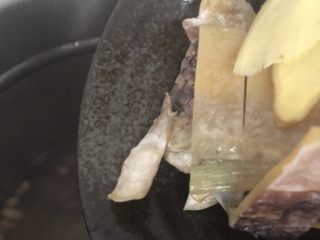 6、月子餐滋补汤(木瓜章鱼花生扇骨汤),章鱼洗干净剁小块倒进去