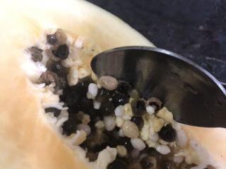 7、月子餐滋补汤(木瓜章鱼花生扇骨汤),用匙把木瓜核挖走