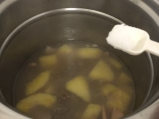 10、月子餐滋补汤(木瓜章鱼花生扇骨汤),大概1.5小时或者2小时以后加点盐可以饮用啦