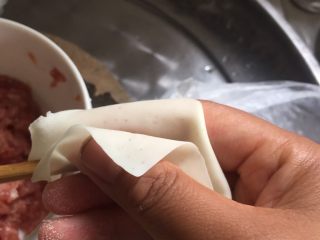 5、云吞面,用一根筷子挑起猪肉放在云吞皮上卷起来即可