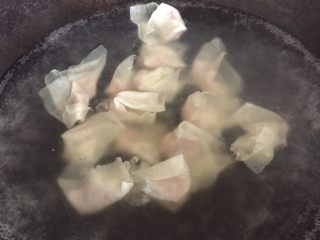 6、云吞面,开火热水之后倒入云吞煮两分钟