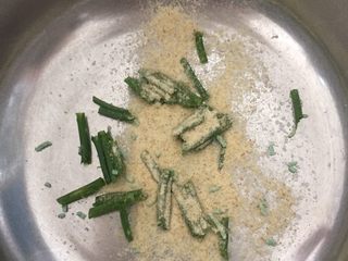 8、云吞面,在碗里放点盐，鸡精和葱花，胡椒粉