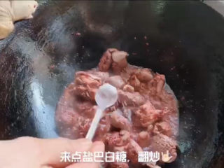 4、红烧羊排,加适量盐和糖调味。