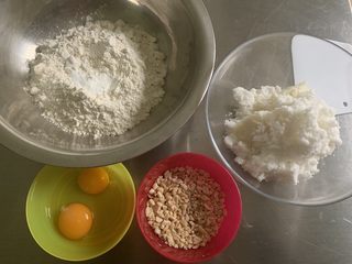 1、花生桃酥,将D花生放入微波炉转熟，只要是熟花生就好，去皮，放入保鲜袋用擀面杖敲碎。