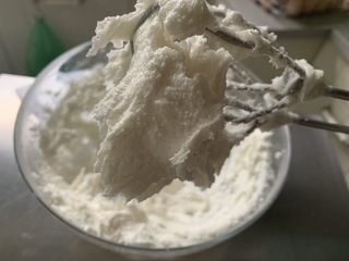 2、花生桃酥,将材料A放入碗中，用打蛋器搅打至乳白色，猪油我是自己熬的。