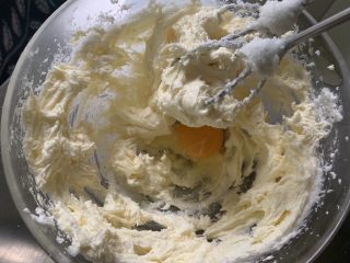 3、花生桃酥,加入全蛋搅打均匀。