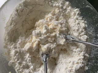 5、花生桃酥,加入过筛的C拌匀。