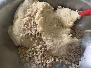 6、花生桃酥,加入D拌匀，用保鲜袋装好，松弛30分钟。