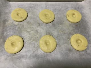 7、花生桃酥,这个配方40克/个，大概18个左右。分割面包后，搓圆压扁，中间按个洞。