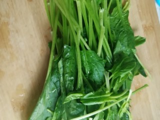 1、手擀菠菜面片,拿一小撮菠菜洗干净。注意不能太多,太多面条有点苦