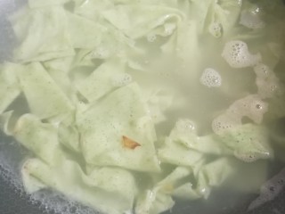 13、手擀菠菜面片,切好下锅煮熟