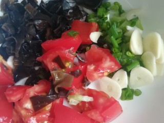 9、手擀菠菜面片,番茄,木耳,葱,蒜