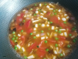 10、手擀菠菜面片,热锅凉油炒出番茄汁,倒一大碗水,根据需要可以更多点。然后大火烧开,小火熬5-10分钟。汤浓即可。