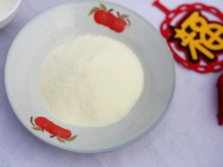 2、蔓越莓夹心奶糖,将澳优能立多G4奶粉分多次倒入酸奶中。