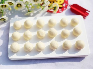 4、蔓越莓夹心奶糖,全部搓好。