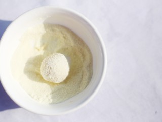 6、蔓越莓夹心奶糖,表面再均匀裹上一层奶粉。
