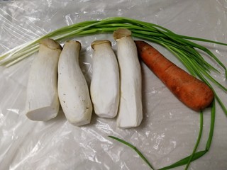 1、胡萝卜炒杏鲍菇,主料:杏鲍菇,胡萝卜,蒜苗一绺。