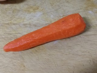 2、胡萝卜炒杏鲍菇,胡萝卜去皮,洗干净。