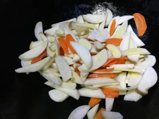 9、胡萝卜炒杏鲍菇,文火翻炒均匀,杏鲍菇很快会把油吸干。